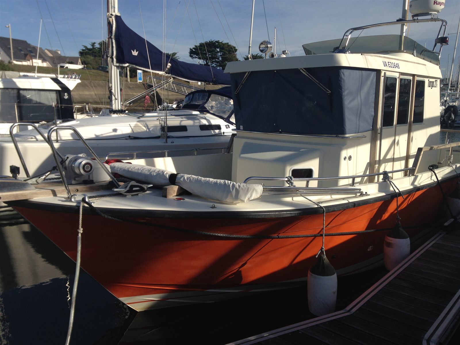 Bateau à moteur au port